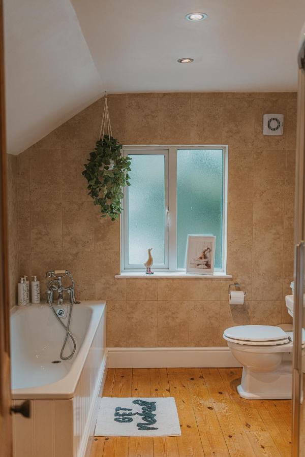 Cotswolds- Homely 2 Bed House With Garden, Wifi - Esho Stays Cirencester Exterior photo